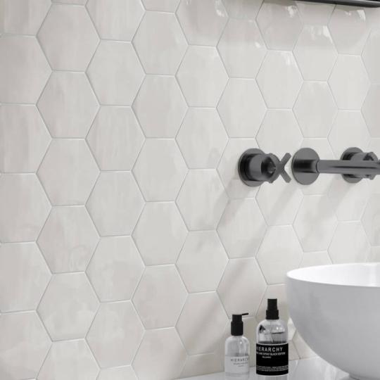 biela malorozmerova sesthranova dlazba leskla kuchyna kupelna hexa svetly vceli rustikalny mediteransky obklad stena ribesalbes artisan lameridiana byvanie.jpg